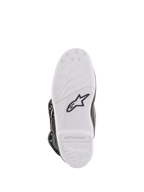 Młodzieżowe buty Alpinestars Tech 7S, buty motocrossowe, widok podeszwy w kolorze białym, czarne logo gwiazdy Alpinestars i wytłoczony branding, wytrzymała konstrukcja z mieszanki gumowej z wysokowydajnym wzorem bieżnika