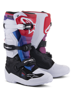 Buty Alpinestars Youth Tech 7S, buty motocrossowe, White Black Rainbow, biało-czarna baza z czerwonymi, niebieskimi i fioletowymi akcentami, system zapięć na klamry i ochronna płytka na piszczel do wyścigów terenowych
