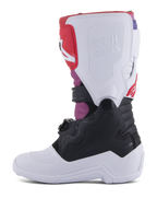Alpinestars Youth Tech 7S Boots, buty motocrossowe, White Black Rainbow, widok od strony wewnętrznej przedstawiający białą płytę nagolenną z wytłoczonym logo Tech Series, czarną dolną część oraz jaskrawe różowe i czerwone akcenty, wytrzymały sprzęt ochronny do jazdy terenowej dla młodzieży