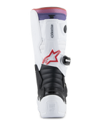 Alpinestars Youth Tech 7S Boots, buty motocrossowe, białe, czarne i tęczowe, widok z tyłu pokazujący ochronę pięty i łydki, czarna harmonijkowa strefa elastyczna, czerwone logo z gwiazdą oraz różowo-fioletowy gradientowy górny pasek