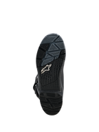 Alpinestars Corozal V2 Adventure Drystar®, czarne buty motocyklowe adventure, zbliżenie gumowej podeszwy z bieżnikiem all-terrain i logo Alpinestars
