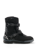 Buty Alpinestars Belize V2 Drystar®, czarne buty motocyklowe, profil boczny z dwoma regulowanymi zapięciami na klamry, białe logo gwiazdy Alpinestars na pięcie, wytrzymała podeszwa terenowa, wodoodporna konstrukcja do jazdy adventure