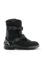 Buty Alpinestars Belize V2 Drystar®, czarne buty motocyklowe, profil boczny z dwoma regulowanymi zapięciami na klamry, białe logo gwiazdy Alpinestars na pięcie, wytrzymała podeszwa terenowa, wodoodporna konstrukcja do jazdy adventure