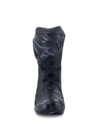 Alpinestars Supertech R Boots, wyścigowe buty motocyklowe, czarne, widok z przodu przedstawiający płytę piszczelową z TPU z logo, siatkowe panele wentylacyjne i opływową konstrukcję ochronną