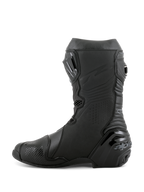 Buty Alpinestars Supertech R, wyścigowe buty motocyklowe, czarne, widok z boku prezentujący płytę goleniową TPU, wzmocniony ochraniacz pięty oraz harmonijkowe strefy elastyczne zapewniające naturalny ruch, profesjonalne obuwie wyścigowe i uliczne