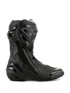 Buty Alpinestars Supertech R, wysokowydajne buty motocyklowe wyścigowe, całe czarne, widok z boku pokazujący ochraniacz piszczeli TPU, wymienny slider palców i wzmocnioną piętę, profesjonalny design gotowy na tor