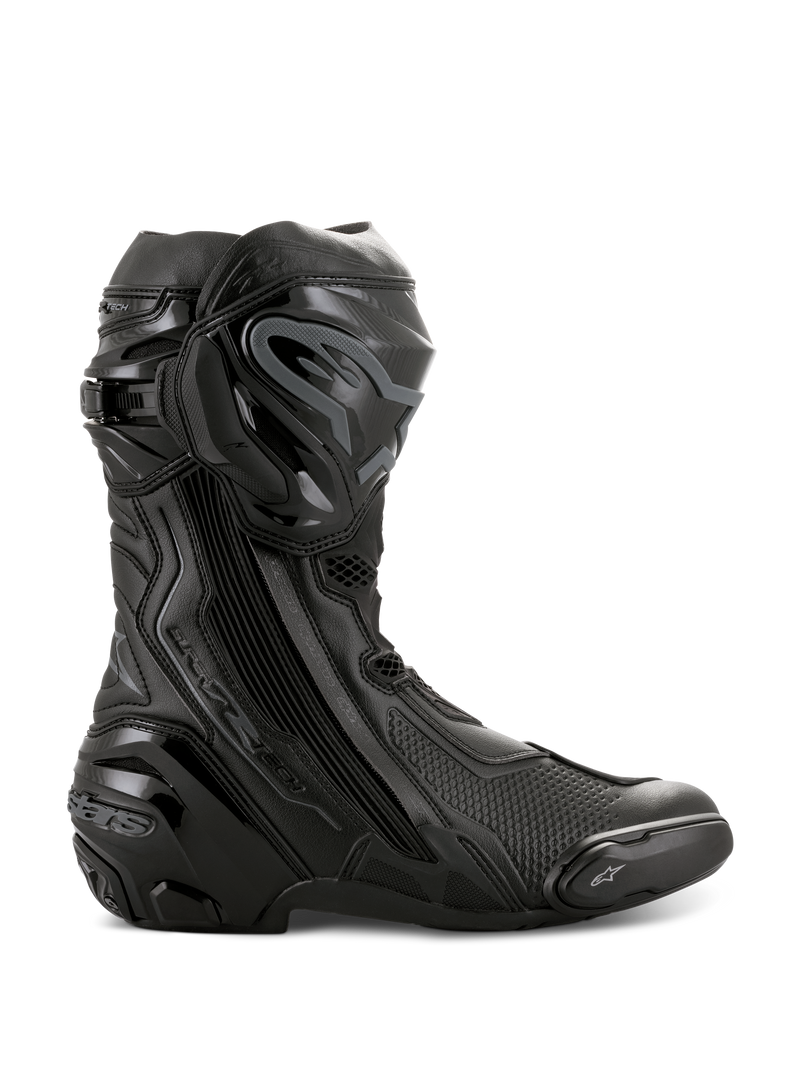 Buty Alpinestars Supertech R, wysokowydajne buty motocyklowe wyścigowe, całe czarne, widok z boku pokazujący ochraniacz piszczeli TPU, wymienny slider palców i wzmocnioną piętę, profesjonalny design gotowy na tor