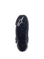 Buty Alpinestars Supertech R, wyścigowe buty motocyklowe, czarne, widok od dołu na podeszwę z mieszanki gumowej z teksturowanymi wzorami przyczepności, białe logo gwiazdy Alpinestars na pięcie