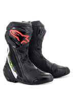 Alpinestars Supertech R Boots, wyczynowe buty motocyklowe wyścigowe, czarne z czerwonym logo Alpinestars na goleni, białe i neonowożółte akcenty, konstrukcja z technicznej mikrofibry i ochronne panele goleni z TPU.