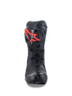 Buty Alpinestars Supertech R, wyczynowe wyścigowe buty motocyklowe, czarne z czerwonym logo, widok z przodu przedstawiający ochronny ochraniacz goleni TPU, wentylację z siatki o strukturze plastra miodu i aerodynamiczny wyścigowy design