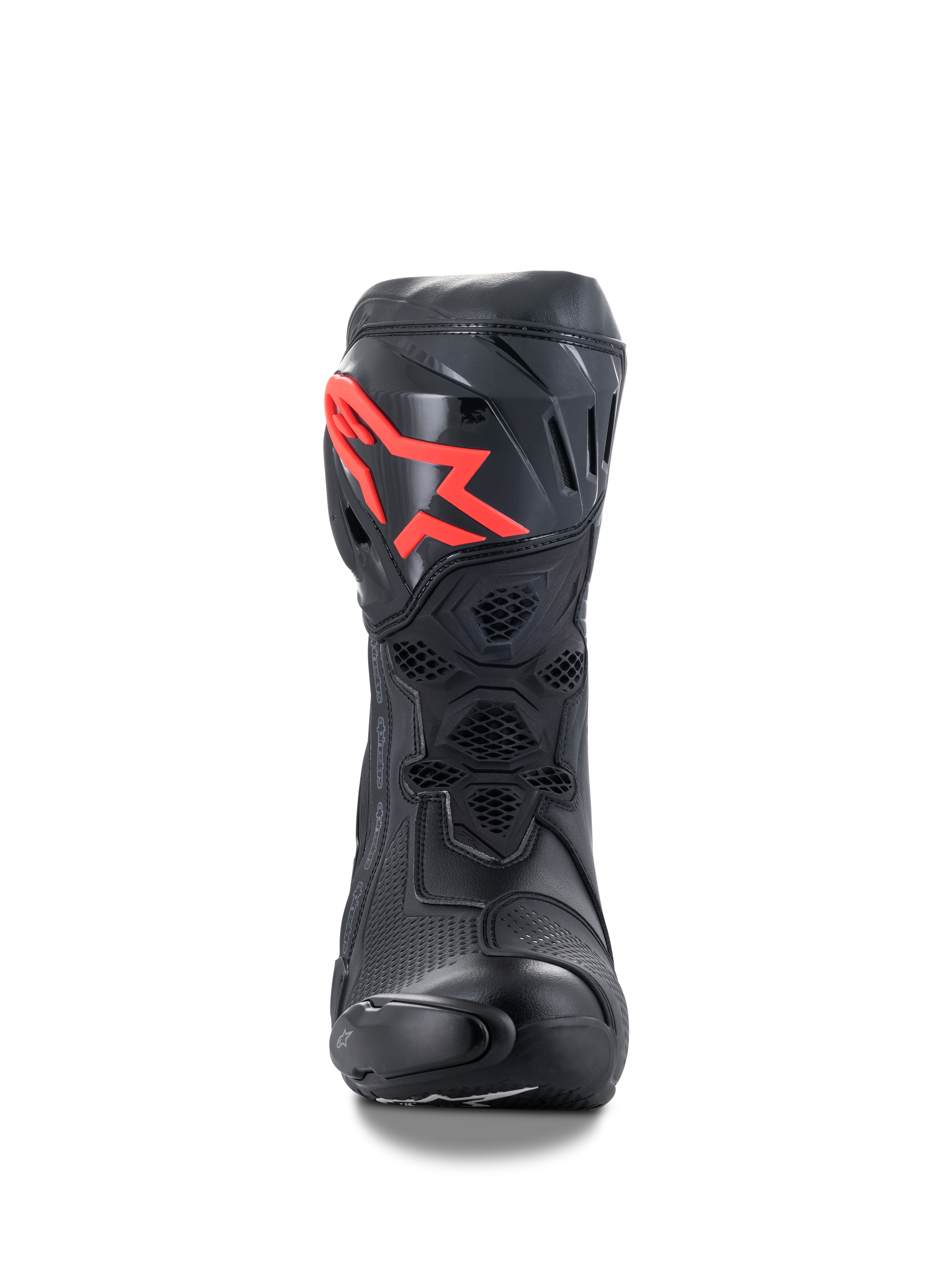 Buty Alpinestars Supertech R, wyczynowe wyścigowe buty motocyklowe, czarne z czerwonym logo, widok z przodu przedstawiający ochronny ochraniacz goleni TPU, wentylację z siatki o strukturze plastra miodu i aerodynamiczny wyścigowy design