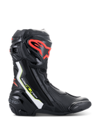 Alpinestars Supertech R Boots, wyczynowe buty motocyklowe w kolorze czarnym z białymi, neonowymi czerwonymi i neonowymi żółtymi akcentami, wyposażone w ochronny ochraniacz goleni z TPU z czerwonym logo, wymienny slider palców i smukły profil aerodynamiczny.