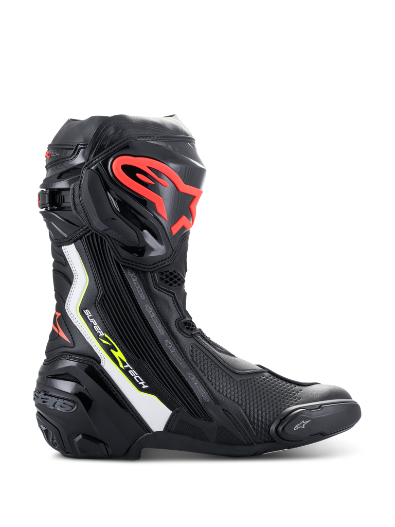 Alpinestars Supertech R Boots, wyczynowe buty motocyklowe w kolorze czarnym z białymi, neonowymi czerwonymi i neonowymi żółtymi akcentami, wyposażone w ochronny ochraniacz goleni z TPU z czerwonym logo, wymienny slider palców i smukły profil aerodynamiczny.