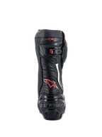 Buty Alpinestars Supertech R, wyczynowe buty motocyklowe, widok z tyłu, czarne z czerwonymi i żółtymi neonowymi akcentami, ochrona pięty TPU, mikroregulowane zapięcie z klamrą i charakterystyczne logo marki.