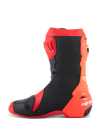 Alpinestars Supertech R Boots, profesjonalne buty motocyklowe wyścigowe, jasnoczerwone i czerwone fluo z czarnymi panelami, widok z profilu ukazujący płytę goleniową TPU, elastyczny tylny panel o strukturze harmonijki oraz białe logo Alpinestars na pięcie