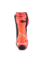 Alpinestars Supertech R Boots, motocyklowe buty wyścigowe, jasnoczerwone i czerwone fluo, widok z tyłu przedstawiający ochraniacz pięty z białym logo, czarne akcenty oraz mikroregulowane zapięcie z grzechotką na łydce.