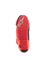 Buty Alpinestars Supertech R, wyścigowe buty motocyklowe, jasnoczerwone Red Fluo, widok podeszwy z teksturowanym wzorem przyczepności i białym logo Alpinestars