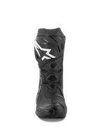 Alpinestars Supertech R Vented Boots, motocyklowe buty wyścigowe, czarno-białe, widok z przodu pokazujący perforowaną konstrukcję z mikrofibry, białe logo Alpinestars na płytce goleniowej i wytrzymałą ochronę TPU
