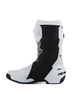 Buty Alpinestars Supertech R Vented, sportowe obuwie motocyklowe, białe, średnioszare i czarne, widok z profilu od strony wewnętrznej z perforowaną mikrofibrą dla przepływu powietrza, czarnymi ochronnymi panelami przyczepnymi i białym ochraniaczem pięty TPU z logo