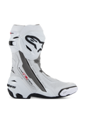 Alpinestars Supertech R Vented Boots, buty motocyklowe wyścigowe, białe z szarymi i czarnymi akcentami, widok z profilu bocznego prezentujący perforowane panele z mikrofibry zapewniające przepływ powietrza, duże czarno-białe logo Alpinestars na goleni, aerodynamiczny design z wymiennymi sliderami i czarną gumową podeszwą.
