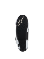 Podeszwa butów Alpinestars Supertech R Vented, czarna lekka gumowa podeszwa zewnętrzna z teksturowanym bieżnikiem zapewniającym przyczepność na podnóżkach, białe logo Alpinestars Astar, biało-czarna kolorystyka