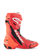 Alpinestars Supertech R Vented, buty motocyklowe wyścigowe, jasnoczerwone i czerwone neonowe (Red Fluo) z białymi i czarnymi akcentami, widok z boku pokazujący liczne perforacje zapewniające oddychalność, białe logo Astar na goleni, slidery TPU na palcach i pięcie, profesjonalne obuwie torowe