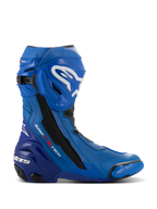 Alpinestars Supertech R Vented Boots, niebiesko-czarne motocyklowe buty wyścigowe, widok z profilu z białymi logotypami, rozległe perforowane strefy wentylacyjne, wzmocniona pięta i wymienny ślizgacz palców.