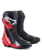 Alpinestars Honda Supertech R Boots, motocyklowe buty wyścigowe, czarne z jasnoczerwonymi i niebieskimi akcentami, ochraniacze goleni TPU, branding Honda, zaawansowany aerodynamiczny design zapewniający wydajność na torze i drodze.