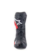 Buty Alpinestars Honda Supertech R, wyścigowe buty motocyklowe, czarne z czerwonymi i białymi akcentami, widok z przodu z wentylacją o strukturze plastra miodu, duże białe logo na goleni, wysokowydajna konstrukcja z mikrofibry