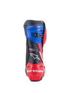 Buty Alpinestars Honda Supertech R, buty motocyklowe wyścigowe, czarne, jaskrawoczerwone i niebieskie, widok z tyłu przedstawiający czerwoną wzmocnioną piętę z białym logo, niebieski górny ochraniacz z mikroregulowanym zapięciem zapadkowym i logo HRC z tyłu