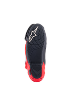 Buty Alpinestars Honda Supertech R, widok podeszwy, czarne i jaskrawoczerwone, z teksturowaną mieszanką gumy zapewniającą przyczepność, białe logo Astar na przodzie i czerwony suwak pięty, wyczynowe obuwie motocyklowe wyścigowe.