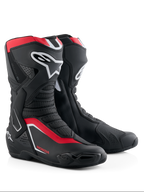Alpinestars Honda SMX-6 V3 Boots, wyczynowe buty motocyklowe, czarne z jaskrawoczerwonymi i białymi akcentami, ochrona goleni i kostek TPU, wentylowane panele siatkowe, aerodynamiczny profil i logo Honda