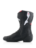 Buty Alpinestars Honda SMX-6 V3, wyczynowe buty motocyklowe, czarne z jaskrawoczerwonymi i białymi akcentami, profil od strony przyśrodkowej, wytrzymała konstrukcja z mikrofibry, panele ochronne TPU i wytłaczane logo Honda.