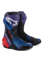 Alpinestars Supertech R LE Martinator R01 Vented Boots, wyścigowe buty motocyklowe, niebieskie, fioletowe, czerwone i czarne, z licznymi perforacjami dla przepływu powietrza, białe logo Astars na fioletowym ochraniaczu goleni, czerwony ochraniacz pięty i techniczny wyścigowy design