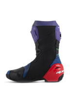 Buty Alpinestars Supertech R LE Martinator R01 Vented, wyścigowe buty motocyklowe, niebieskie, fioletowe, czerwone i czarne, widok z boku przedstawiający perforowaną mikrofibrę, fioletową płytę goleniową i czerwony ochraniacz pięty z białym logo