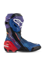 Buty Alpinestars Supertech R LE Martinator R01 Vented, wyczynowe buty motocyklowe, żywa niebieska, fioletowa i czerwona kolorystyka, perforowana konstrukcja z mikrofibry, wyraźne białe logo Alpinestars na goleni i wzmocniony czerwony ochraniacz pięty