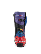 Alpinestars Supertech R LE Martinator R01 Wentylowane, wyścigowe buty motocyklowe, niebieskie, fioletowe, czerwone i czarne, widok z tyłu z czerwonym ochraniaczem pięty i białym logo Alpinestars, fioletowy górny ochraniacz z regulowaną klamrą i perforowana mikrofibra.