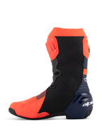 Buty Alpinestars Supertech R Vented MM93 Replica, motocyklowe buty wyścigowe, kolor czerwony fluo, ciemnoniebieski i czarny, widok od strony wewnętrznej, z perforowaną cholewką z mikrofibry, płytami ochronnymi TPU i smukłym, sportowym designem.
