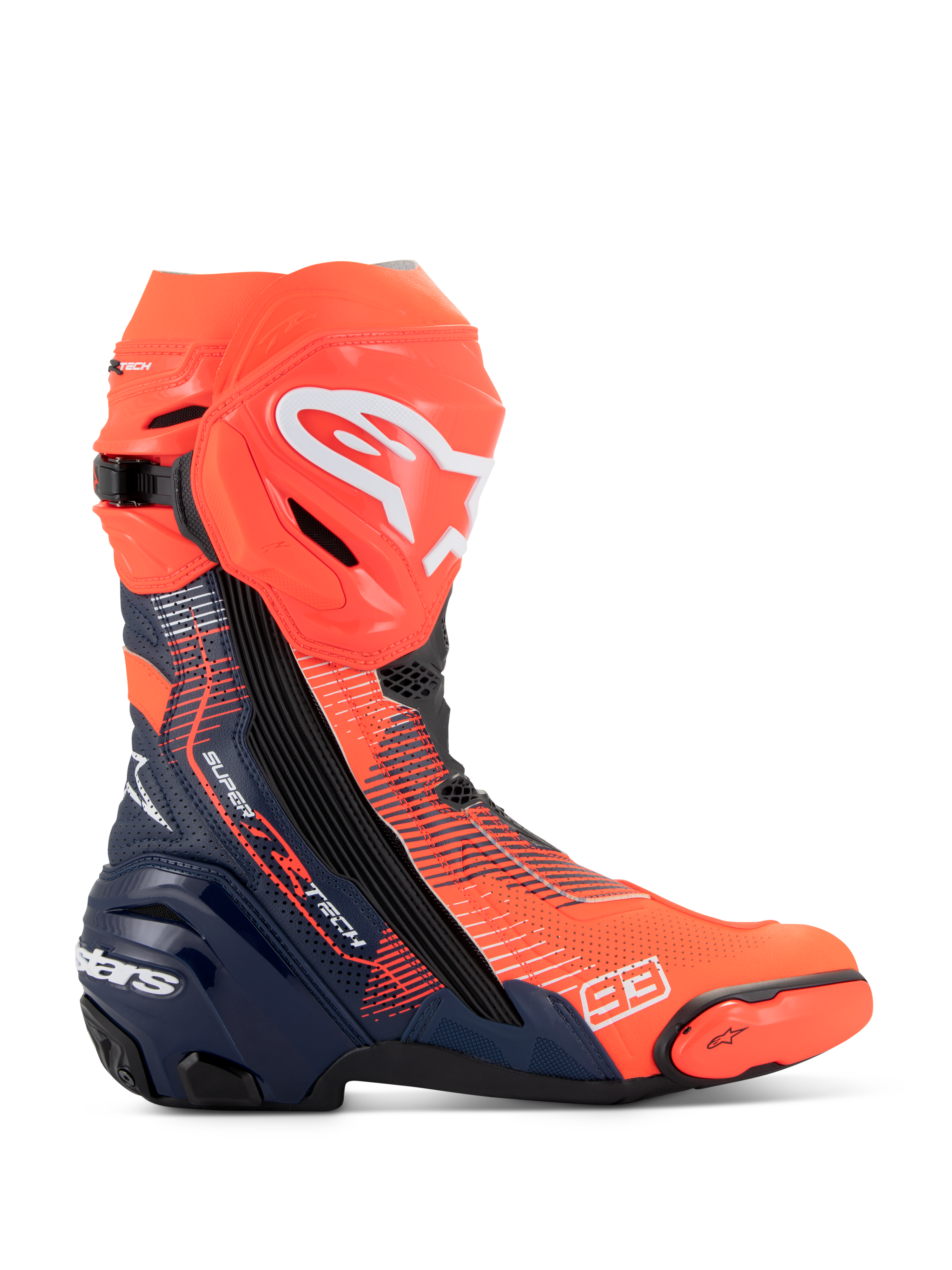 Buty Alpinestars Supertech R Vented MM93 Replica, motocyklowe buty wyścigowe, czerwone fluo i ciemnoniebieskie z czarnymi akcentami, perforowana cholewka z mikrofibry zapewniająca wentylację, białe logo Alpinestars na goleni, numer 93 na czubku.