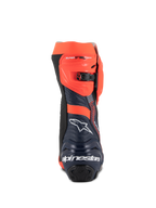 Alpinestars Supertech R Vented MM93 Replica, motocyklowe buty wyścigowe, kolor czerwony fluo, ciemnoniebieski i czarny, widok z tyłu z białym logo Alpinestars na pięcie i regulowanym zapięciem zapadkowym w kolorze czerwonym fluo, perforowana konstrukcja z mikrofibry zapewniająca wysoki przepływ powietrza
