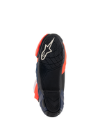 Buty Alpinestars Supertech R Vented MM93 Replica, widok podeszwy przedstawiający czarną gumową podeszwę zewnętrzną z białym logo gwiazdy, teksturowany wzór przyczepności na podnóżki, akcenty w kolorze czerwonym fluo i ciemnoniebieskim, sportowy design wyścigowy