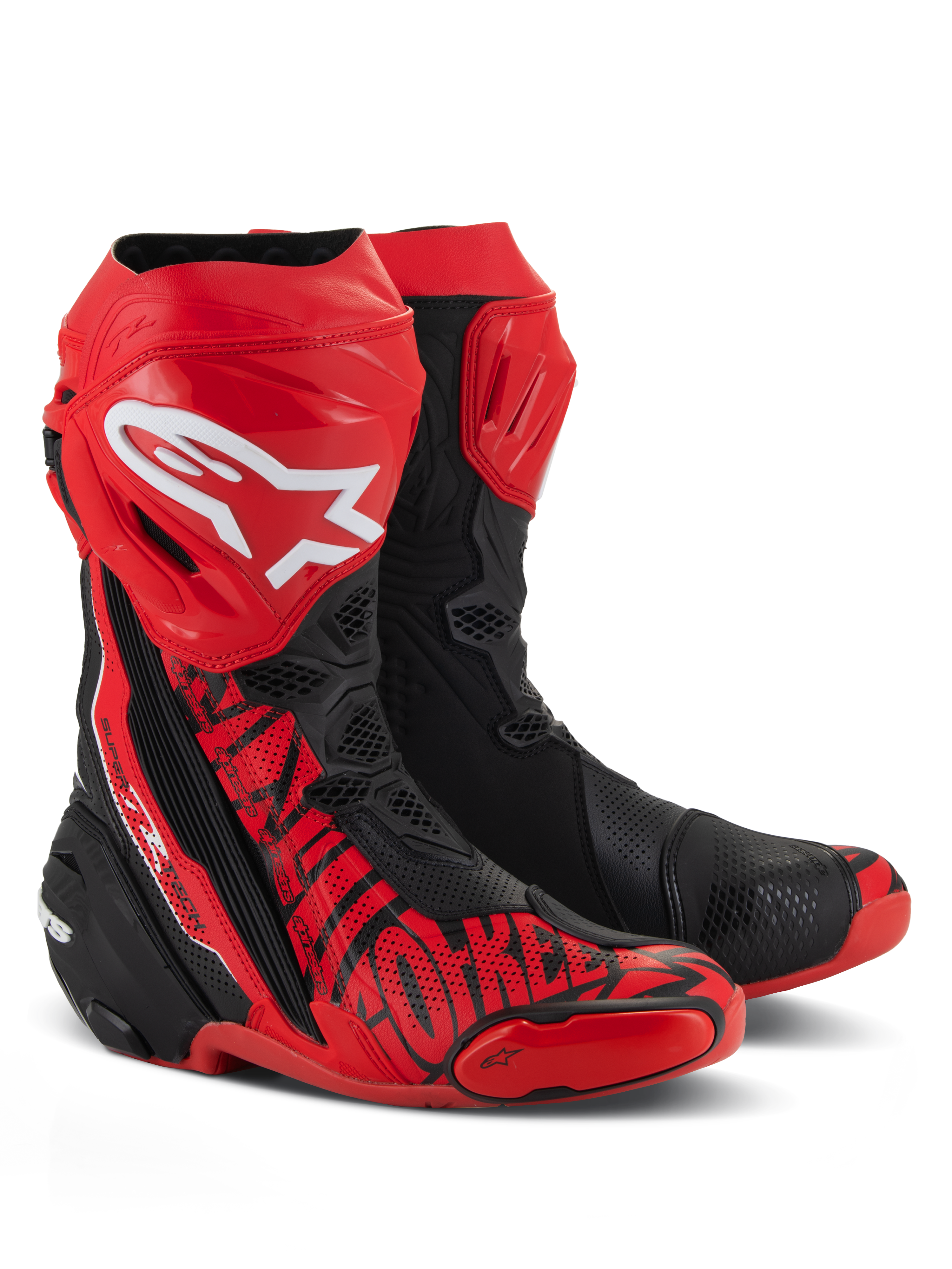Alpinestars Supertech R LE Pecco Bagnaia Vented Boots, motocyklowe buty wyścigowe, czerwono-czarne, z dużym białym logo Alpinestars na goleni, licznymi perforacjami zapewniającymi przepływ powietrza oraz czerwonymi grafikami na palcach i z boku.