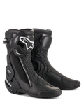 Alpinestars SMX Plus V2, buty motocyklowe wyścigowe, czarne z białym logo na goleni, wysoka konstrukcja za kostkę, wzmocnione ślizgacze palców i ochrona pięty, boczny zamek błyskawiczny, elastyczne panele harmonijkowe, aerodynamiczna konstrukcja