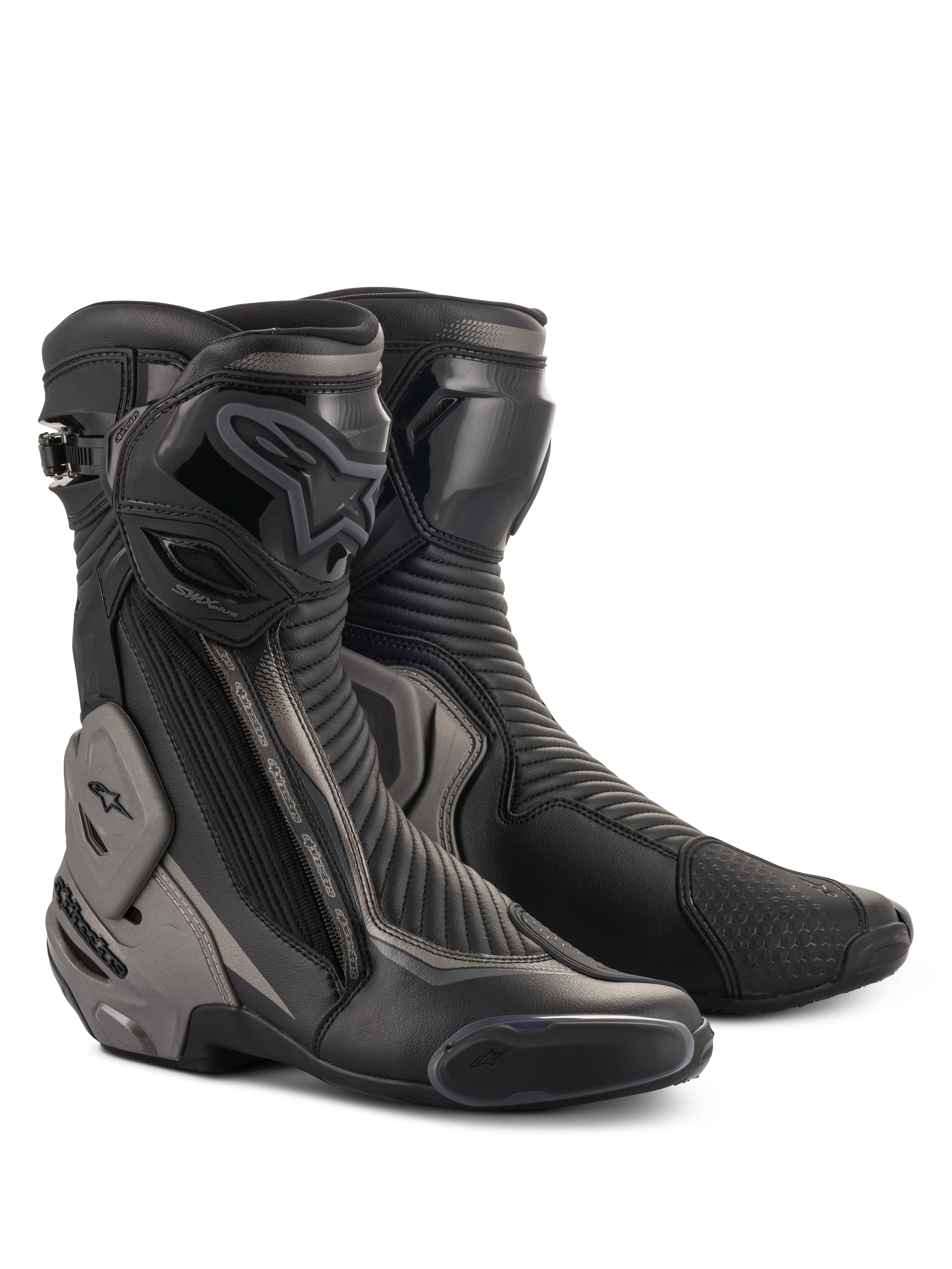 Buty Alpinestars SMX Plus V2, sportowe i wyścigowe buty motocyklowe, czarne i ciemnoszare, z zaawansowaną ochroną kostki Multi-Link Control, ochraniaczem goleni TPU i wymiennymi ślizgaczami, opływowa konstrukcja z mikrofibry do jazdy szosowej