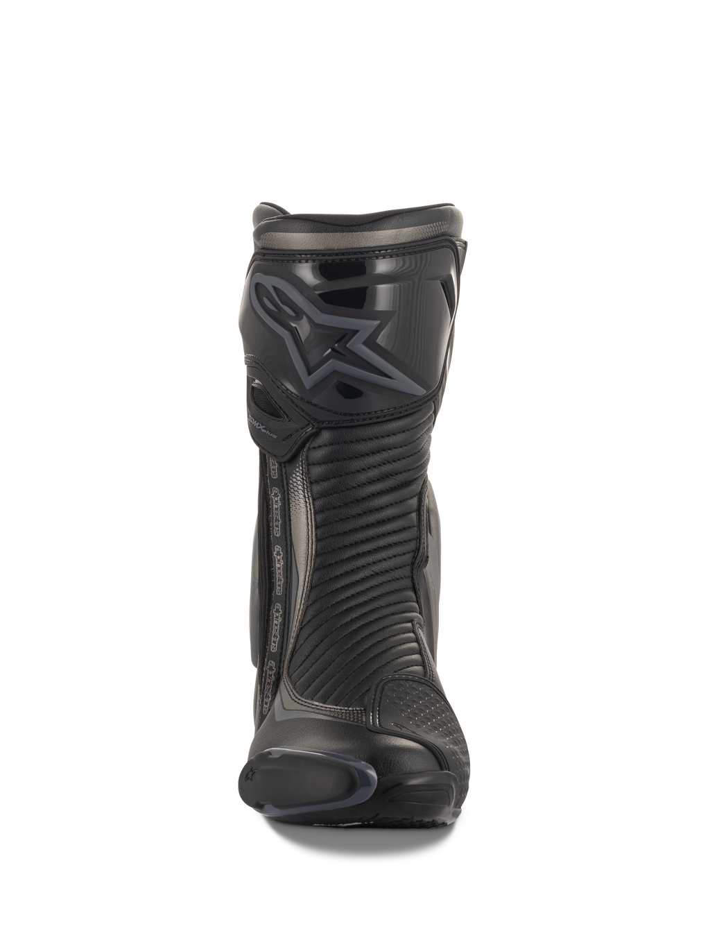 Buty Alpinestars SMX Plus V2, sportowe i wyścigowe buty motocyklowe, czarne i ciemnoszare, widok z przodu przedstawiający profilowany ochraniacz goleni TPU z logo Alpinestars, elastyczne panele harmonijkowe i smukły profil aerodynamiczny.