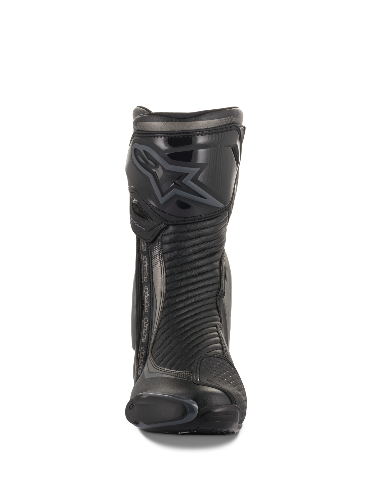 Buty Alpinestars SMX Plus V2, sportowe i wyścigowe buty motocyklowe, czarne i ciemnoszare, widok z przodu przedstawiający profilowany ochraniacz goleni TPU z logo Alpinestars, elastyczne panele harmonijkowe i smukły profil aerodynamiczny.