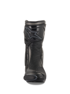 Buty Alpinestars SMX Plus V2, sportowe i wyścigowe buty motocyklowe, czarne i ciemnoszare, widok z przodu przedstawiający profilowany ochraniacz goleni TPU z logo Alpinestars, elastyczne panele harmonijkowe i smukły profil aerodynamiczny.