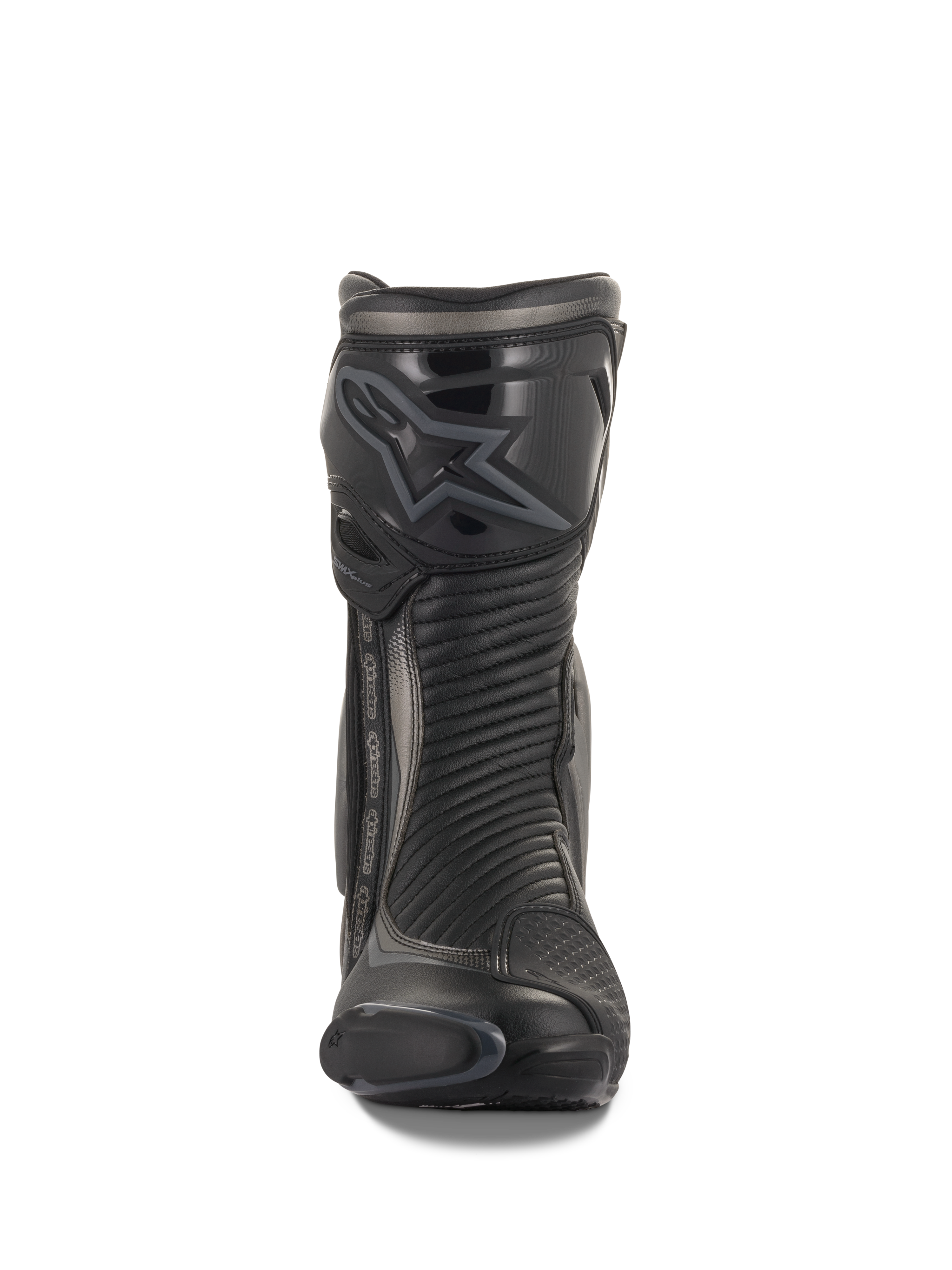 Buty Alpinestars SMX Plus V2, sportowe i wyścigowe buty motocyklowe, czarne i ciemnoszare, widok z przodu przedstawiający profilowany ochraniacz goleni TPU z logo Alpinestars, elastyczne panele harmonijkowe i smukły profil aerodynamiczny.