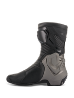 Buty Alpinestars SMX Plus V2, motocyklowe buty wyścigowe, czarno-ciemnoszare, profil boczny pokazujący cholewkę z mikrofibry z harmonijkowymi panelami elastycznymi oraz szarym systemem ochrony kostki Multi-Link Control