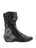Buty Alpinestars SMX Plus V2, sportowe buty motocyklowe, czarne i ciemnoszare, widok z boku prezentujący zaawansowany ochraniacz goleni TPU i pięty, system Multi-Link Control, elastyczne strefy harmonijkowe, boczne zapięcie na zamek oraz aerodynamiczną konstrukcję z mikrofibry do jazdy wyczynowej
